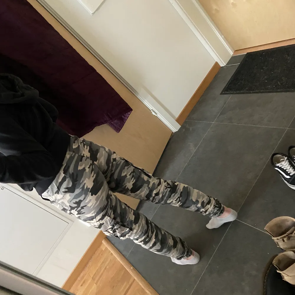 Camo cargobyxor från Madlady, strl xs, endast använda en gång.. Jeans & Byxor.