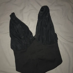 Svart topp missguided  - Svart jättefin topp från missguided, helt oanvänd! Köpte för något år sedan. Perfekt till fest eller fint till vardag! 💞💘 Liknar som en korsettopp som man ser på andra bilden.