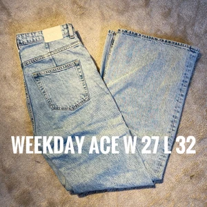 WEEKDAY ACE JEANS - Jeans från weekday i modellen ACE, hög midja och vida ben i mellanljus stentvättad jeans färg. Storlel W 27 L 32. Är knapps använda så i fint skick. Kan skickas (tillkommer frakt) eller hämtas upp i centrala Uppsala.