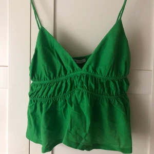 Slutsålt linne från zara - Säljer detta populära linne från Zara som är slutsålt. Endast använt två gånger under en kort stund. Storlek M men passar även en S. Passar även folk med större kupor. Bud från 250kr. Frakt tillkommer💚💚💚 Köp direkt för 350kr + frakt!!