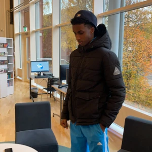 Jack&jones jacka  - S men passar oxå M  , har inte använt den så mycket .    Mycket fickor på jackan och bra skick inköpt för 1400kr säljer 750kr  