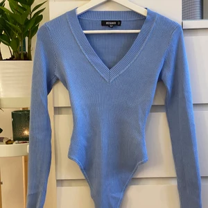 Body - Ljusblå stickad jätteskön body från missguided, använd en gång så i nyskick! Frakt på 66 kr tillkommer🥰