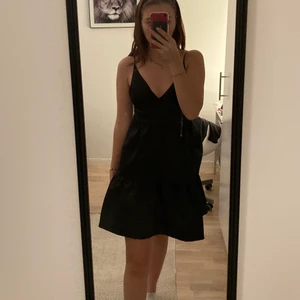 Siden volang klänning  - En jätte fin volang klänning i tjockare material. Köptes för 1000kr säljer för 200kr + frakt. Då jag vill bli av med grejer. Aldrig använd ❗️kontakta mig för önskat pris❗️