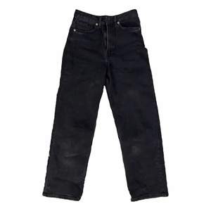 Svarta\mörkgråa straightleg jeans från monki i storlek 26! Fint skick, DM vid frågor osv, såsom fraktkostnad! 🤍