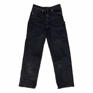 Monki jeans - Svarta\mörkgråa straightleg jeans från monki i storlek 26! Fint skick, DM vid frågor osv, såsom fraktkostnad! 🤍