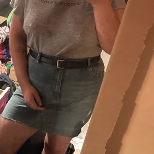 Blå jeanskjol från Only - Jeanskjol från Only, storlek 48. Använd sparsamt.