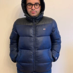 Tommy hilfiger jacka - Tommy Hilfiger jacka storlek M. väldigt fin skick bortsett från en liten reva på höger arm som är väldigt enkelt att sy. Priset går att diskutera vid snabb affär