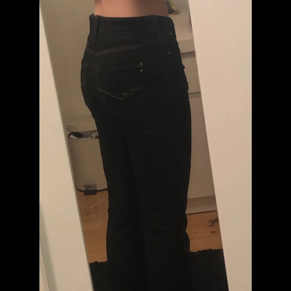 Säljer dessa sjukt fina jeans!! De är lite för korta för min smak, men jag är 169 och de hade passat jättebra på någon runt 160-167. Jag har vanligtvis storlek S/M och de passar bra på mig, men tror att de hade passat även mindre storlekar om man använder skärp❤️. Jeans & Byxor.