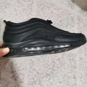 Nike skor storlek 39 - Sjukt fina och sköna nike liknande skor. Jag har använt de få gånger och sedan blev de för små då ingen i min familj ville ha de. De fick jag i present för sex månader sedan därför är de ganska nya. Priset kan diskuteras. Betalningen sker privat. 