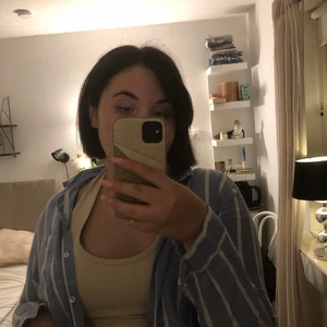 Randig skjorta - Blå o vit randig skjorta från Lindex som endast kommit till användning en gång! Väldigt bra skick och bra material. Nypris 199kr 