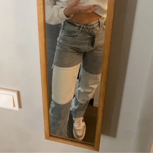 Jeans  - SÅ SNYGGA jeans från beshka. Säljer då jag har 2 par likadana. Sitter asfint över rumpan och har asymetrisk knäppning i fram. 