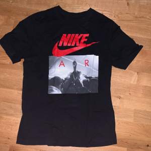 Svart Nike t-shirt med tryck, bra skick använd 3 gånger.  Pm för bild eller pris
