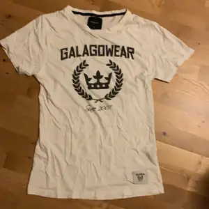 Vit galagowear t-shirt med tryck, ganska bra skick men litet hål se bild 2.  Pm för bild eller pris
