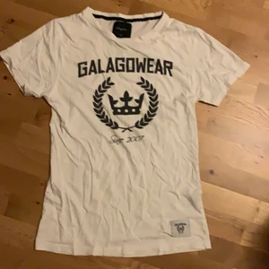 Galagowear t-shirt - Vit galagowear t-shirt med tryck, ganska bra skick men litet hål se bild 2.  Pm för bild eller pris