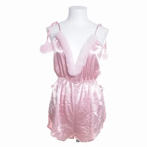 Rosa jumpsuit y2k  - Kort jumpsuit som förmodligen är tänkt som sovplagg. Ursprungligen från bohoo. Strl 36 passar förmodligen xs-m. Använd 1 gång. Färgen är som bild 1