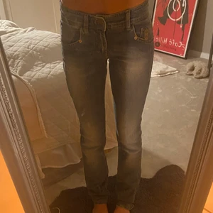 Jeans lågmidjade - Säljer ett par jeans från galliano med tryck på bakfickorna och lite glitter i jeansen. Nypris 1499kr. Bra skick!! Storlek s , möjligtvis lite större. Passar ca 167cm lång. Kan mötas i stockholm. 