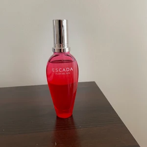 Escada parfym - Säljer min oanvända eacada parfym som jag fick i julklapp! Doften är lite sötare / cutrus - aktig💕