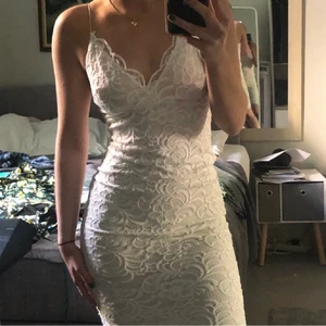 Vit klänning - *tidigare säljares bilder*. Jag säljer denna superfina klänning som jag köpte inför min student. Bra kvalitet och stretchigt material, inte see through!!
