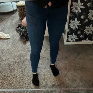 Gina Tricot Molly jeans storlek L - Ett par Molly Jeans från Gina Tricot i storlek L, knappt aldrig använda. Nypris ca 300kr, jag säljer för 100kr + frakt 