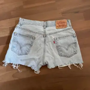 Levis shorts som blivit för små. Modell 550! Står strl 29 i midja, men skulle säga att de är mer 27