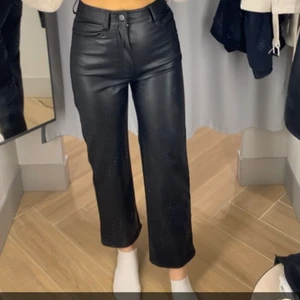 Skinnbyxor  - Säljer dessa jättesköna skinnbyxor ifrån hm då de är för korta för mig (168 cm), strl 36 men små i storleken så skulle säga att de är strl 34❤️perfekta till en stickad tröja nu på hösten!!