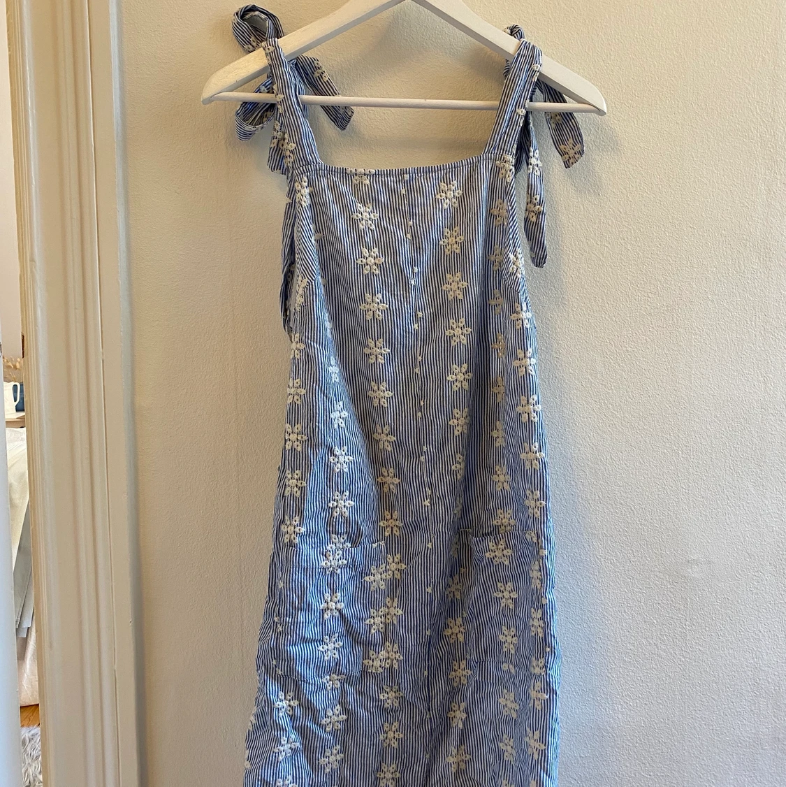 Klänning med brodyr - 90