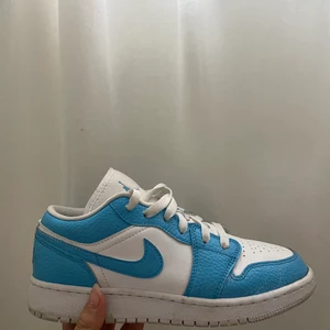 Jordan 1 low women 2020 UNC - Köpta här på plick som oanvända, använt dem 2 ggr men säljer nu pga att jag inte använder dem samt att de är lite för stora (jag har storlek 36). Skick 7/10🤎🤎🤎