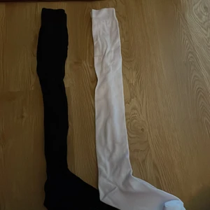 2 par overknee strumpor - Säljer då jag inte använder de för att jag inte gillar den tjocka kanten på de och för att de lite för långa på mig. Det är storlek 37/38 och köpta på shock