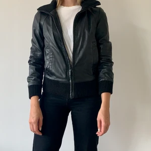 Svart skinnjacka från Zara i storlek S - Svart skinnjacka med så mjukt kalvskinn från Zara. Väldigt Y2K i stilen.  Skulle säga att den även passar XS. Har en liiiten skråma på vänster axel på ryggen i sömmen men inget som syns om man inte vet om det. Köpare står för frakten.