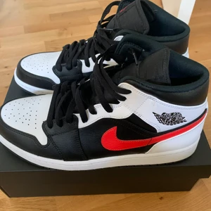 Jordan 1  - Jordan 1 mid chile red and white. Dem är använda men dock ett mycket bra skick. Box finns. Pm för fler bilder och pris