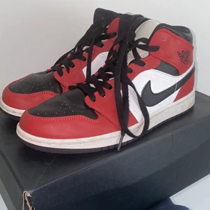 Jordans 1 Mid - Jordans säljee för dom är för stora 