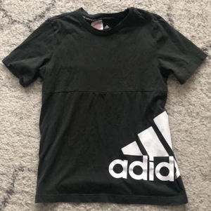 Adidas t-shirts  - En grön och vit adidas t-shirt. Dessa är nästan som nya. Köp en för 49kr eller båda för 99kr+frakt. Äkta