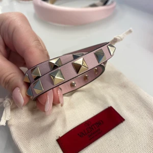 Valentino rockstud double strap armband - Rockstud doublestrap bracelet från Valentino Garavani, köpt på NK för 2400kr. Använt ca 3ggr, nyskick! Allt som följde med vid köp ingår. Kvitto finns💖