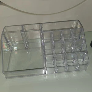 Sminkställ i plast/akryl - inget fel på den, den är inte så gammal heller