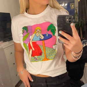 T-shirt med tryck - En cool t-shirt från Zara. Knappt använd. Det står att det är en M men skulle nästan säga att den är lite mer S.