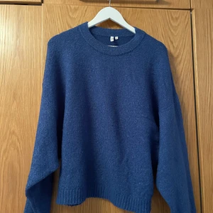 Stickad tröja - En blå stickad tröja 