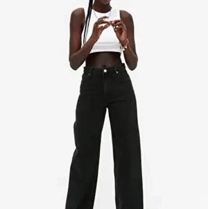 Svarta monki Yoko jeans  - Jättefina vida jeans från monki i modellen ”Yoko” storlek 27❤️