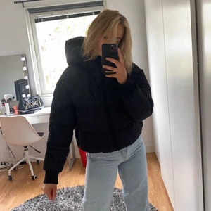 Puff jacka - Säljer min sköna och snygga vinterjacka som är sparsamt använd förra vintern.  Säljer då jag köpt en ny för det här året och denna kommer då inte till användning.  Köpt på Monki, skön och bra kvalitet och riktigt varmt till vintern.  Stl S men den sitter lite oversize så man kan ha vilken tröja som helst under utan att den blir för tight.
