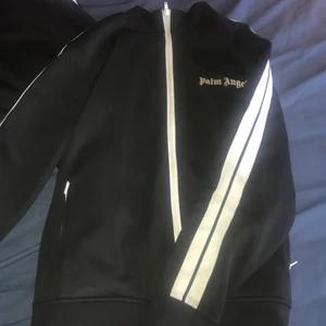 Palmangels,hype,quality. - Jag säljer min palm angels kofta och byxor som jag fick för drygt ett år sedan till födelsedagspresent. Påsen från palmangels medföljer. Storleken är L i byxorna och M på tröjan. Vid snabb affär går priset att diskuteras.