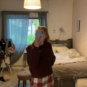 Stickad tröja 😍 - En SUPER mysig och fin stickad tröja från Lindex i stl 152/xs som inte finns kvar mer färgen är vin röd och passar perfekt nu till hösten! Skriv privat vid intresse!❤️❤️🤩👩🏻‍🎤