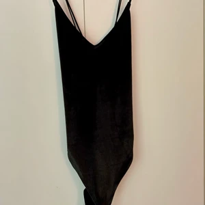 Svart sammetsbodysuit med öppen rygg - Svart sammetsbodysuit med superfin öppen rygg (korsade band)!🌼 Frakt tillkommer😊