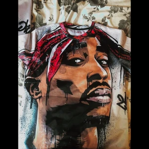 Tupac Tröja - Säljer en as fet tröja i storleken L, men jag skulle säga att det är mer som storlek Medium. Tryck både fram och bak ✨ 