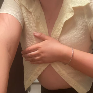 Tank top storlek S - En söt och kroppad topp. Något genomskinlig villket gör den lite fräck😉😂 Aldrig använd, endast provad. 