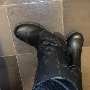 Jätte snygga bots - Jätte snygga boots som tyvärr inte kommer till så mycket användning. Dom är lite hög klackade och jätte sköna o varma det vill säga perfekta till vintern ,våren och hösten🤎!!