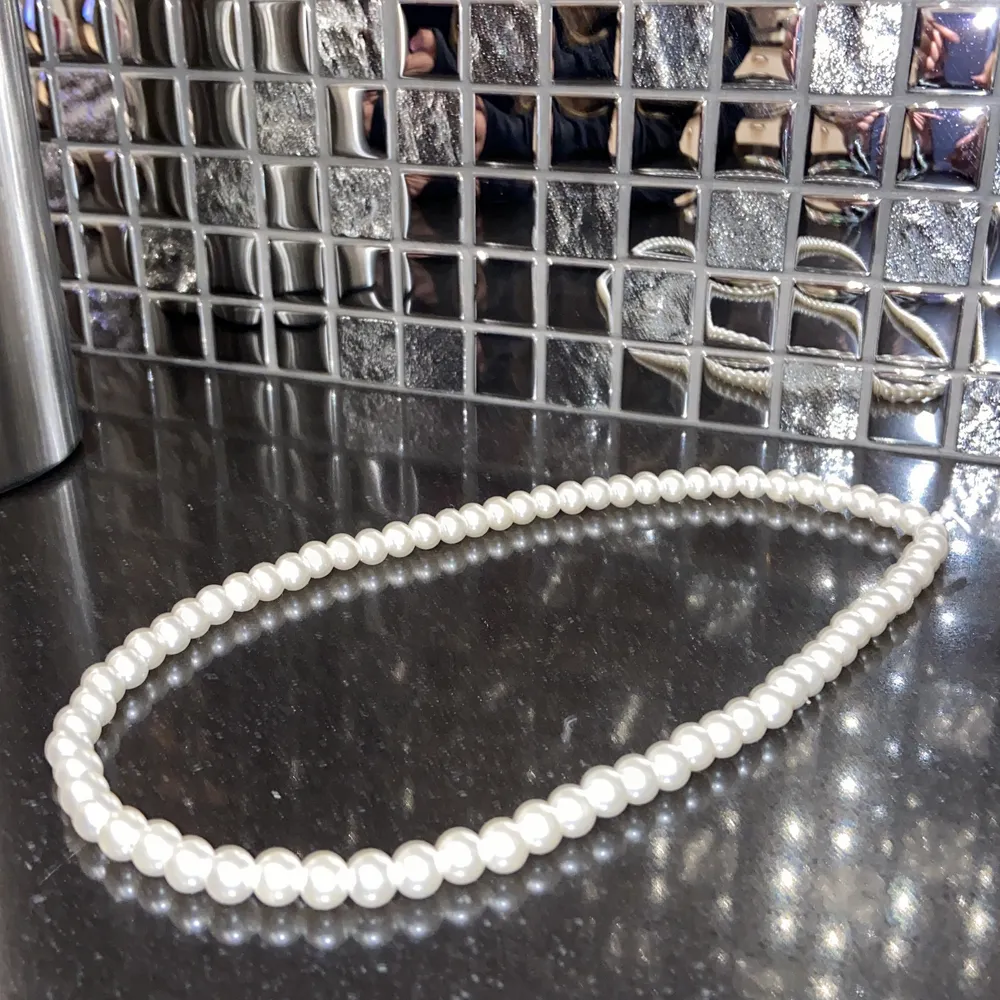 Det här halsbandet är har bara vita runda pärlor. Det är stretchigt och går inte att knäppa. Bra att har till halsbandet till ljusa outfits.⚡️😎. Accessoarer.