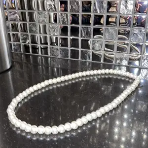 Det här halsbandet är har bara vita runda pärlor. Det är stretchigt och går inte att knäppa. Bra att har till halsbandet till ljusa outfits.⚡️😎