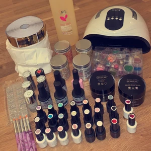 Nagelkit - Nagelgrejer från Semliac, Amazon och Nagelgiganten. Två builder geler, top coat matt/glittrig/glansig från Semilac. 28 gelefärger i olika färger. UV/LED-lampa. Nagelrengöring 1 liter från NG. Dekoration i form av glitter, folie, stenar. Mallar, filar, nagelklippare, elektrisk nagelfil och penslar medföljer också. Inköpspris 4000 kr, använt 3 ggr men har ingen talang för naglar så jag säljer detta nu. OBS! Säljer inte separat! Möter upp i Göteborg eller fraktar men köparen står för frakt. 💅