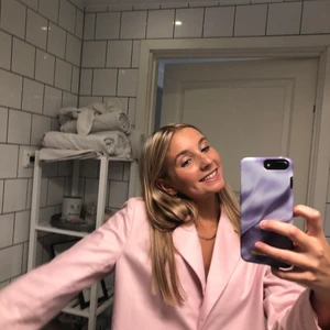 Croppad blazer 😍💓 - Säljer denna superfina rosa croppade kavajen ifrån Gina Tricot i storlek 38!! Passar bra både till vardags och till fest!! 