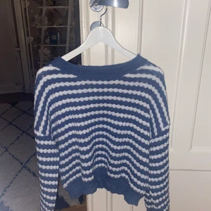 Randig tröja Shein  - Stickad randig tröja ifrån Shein. Helt ny, använd en gång. Jättefin å mjuk💙