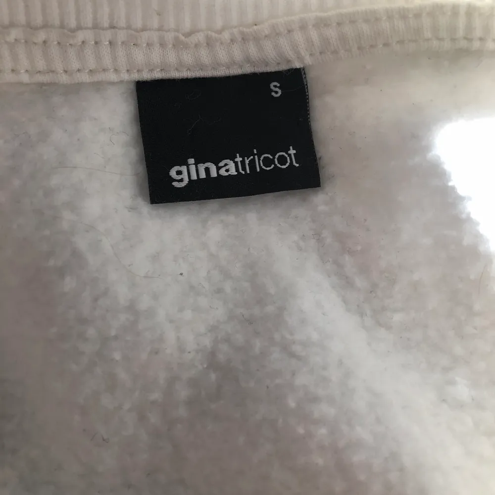 Jag säljer en grön vit collage tröja jag köpte på Gina Tricot💚säljer den för att den inte går till användning💚 Nypris: 250kr Väldigt fint skick. Tröjor & Koftor.